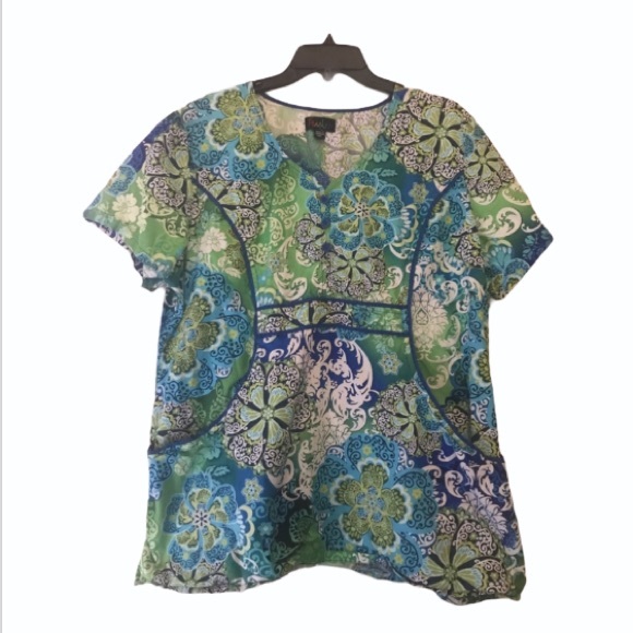 💥SOLD💥Peaches Scrub Top Like New!!!